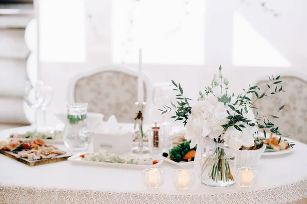 Lüks düğün masası dekorasyonu. Özel etkinlik masası kuruldu. Taze çiçek süslemesi