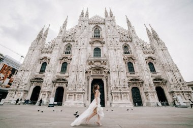 Gelin ve damat kilisenin önünde poz veriyor.