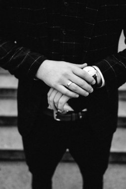 Şık damat şehirde poz veriyor.