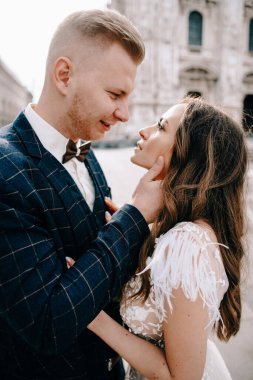 Şehirde muhteşem bir düğün çifti portresi