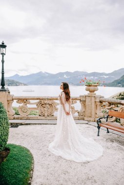 İtalya 'daki Como Gölü' nde genç beyaz gelin.