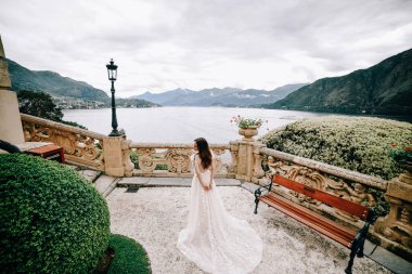 İtalya 'daki Como Gölü' nde genç beyaz gelin.