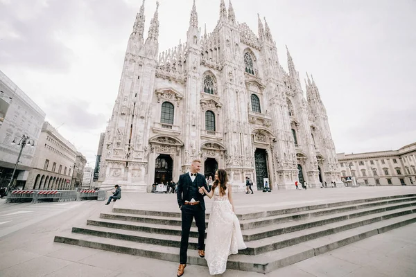 Brudgum Och Brud Poserar Framför Kyrkan — Stockfoto