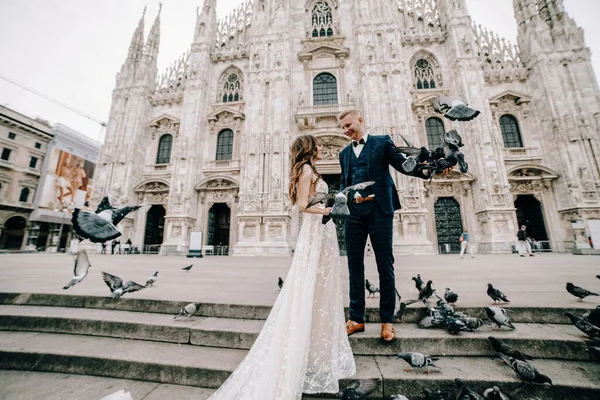 Brudgum Och Brud Poserar Framför Kyrkan — Stockfoto
