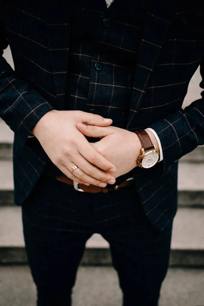 Novio Elegante Posando Ciudad — Foto de Stock