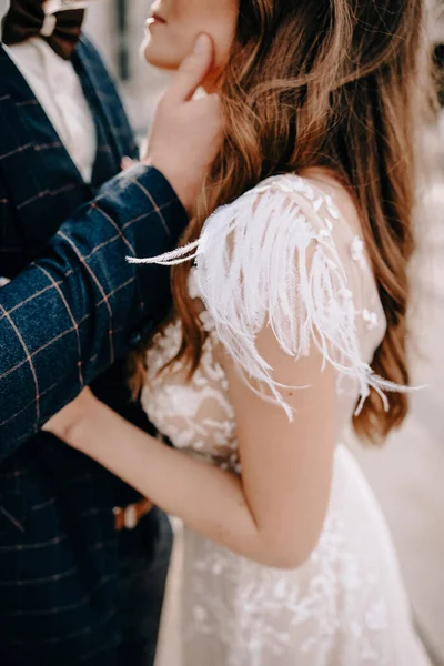 Porträt Eines Wunderschönen Hochzeitspaares Der Stadt — Stockfoto