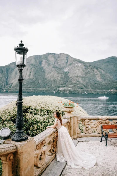 Jovem Noiva Caucasiana Lago Como Itália — Fotografia de Stock