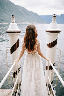 İtalya 'daki Como Gölü' nde genç beyaz gelin.