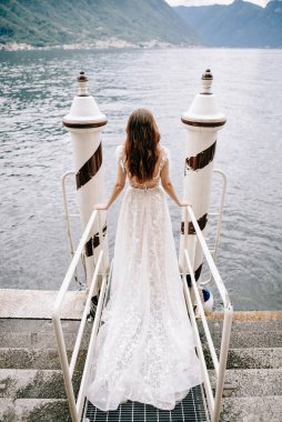 İtalya 'daki Como Gölü' nde genç beyaz gelin.