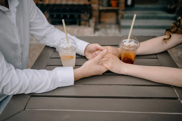 Glückliches Paar Mit Getränken Auf Dem Tisch — Stockfoto