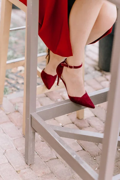 赤いドレスと靴を着た美しい女の子 — ストック写真