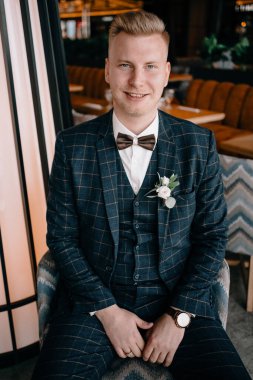 Smokinli damat portresi ve kafede papyon.