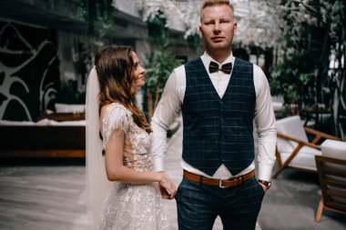 İç güzellikteki muhteşem düğün çifti portresi.