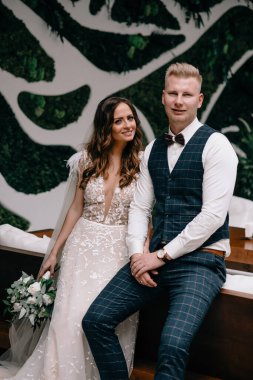 İç güzellikteki muhteşem düğün çifti portresi.