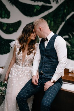 İç güzellikteki muhteşem düğün çifti portresi.