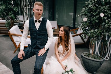 İç güzellikteki muhteşem düğün çifti portresi.