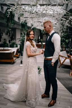 İç güzellikteki muhteşem düğün çifti portresi.