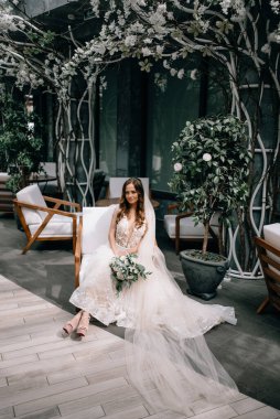 Güzel iç güzellikteki muhteşem elbiseli genç gelin.