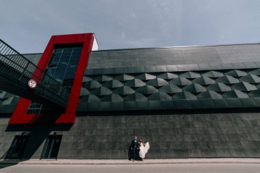  Mutlu gelin ve damat şehirde poz veriyor.