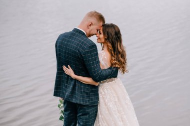 Göl kenarında muhteşem bir çift portresi.