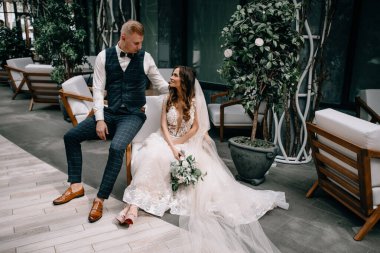 İç güzellikteki muhteşem düğün çifti portresi.