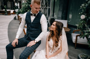 İç güzellikteki muhteşem düğün çifti portresi.