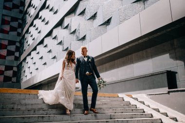  Mutlu gelin ve damat şehirde poz veriyor.