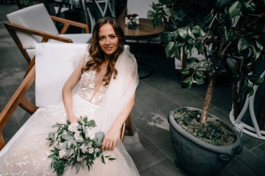 Güzel iç güzellikteki muhteşem elbiseli genç gelin.