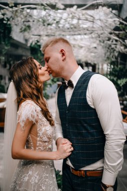 İç güzellikteki muhteşem düğün çifti portresi.