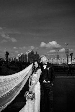  Mutlu gelin ve damat şehirde poz veriyor, siyah beyaz fotoğraf