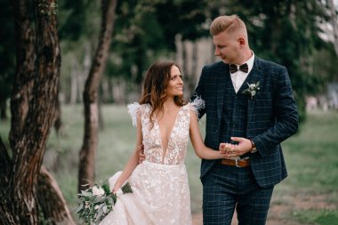 Parktaki muhteşem bir çiftin portresi.