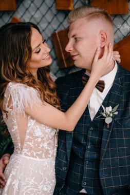 Restoranda muhteşem bir düğün çifti portresi