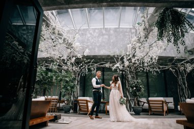 İç güzellikteki muhteşem düğün çifti portresi.