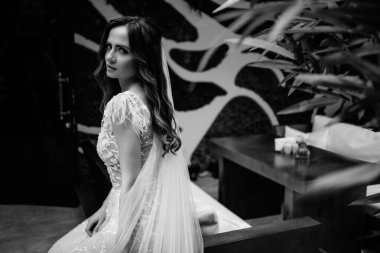 İç güzellikteki genç gelin, siyah beyaz fotoğraf