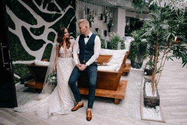 İç güzellikteki muhteşem düğün çifti portresi.