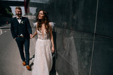  Mutlu gelin ve damat şehirde poz veriyor.