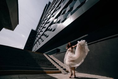 Şehirde poz veren muhteşem elbiseli genç gelin