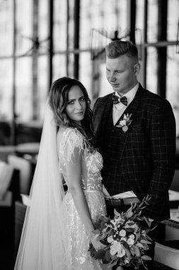 Güzel iç mekanlarda romantik, yeni evliler.