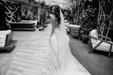 İç güzellikteki genç gelin, siyah beyaz fotoğraf