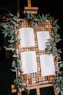 Çiçek dekorasyonlu kartlarla düğün oturma planı 