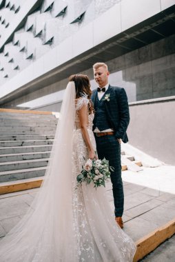  Mutlu gelin ve damat şehirde poz veriyor.