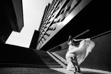 Şehirde poz veren muhteşem elbiseli genç gelin