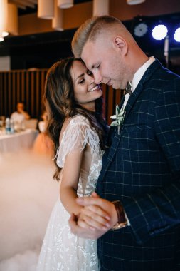 Zarif bir restoranda muhteşem bir çiftin portresi.