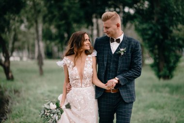 Parktaki muhteşem bir çiftin portresi.