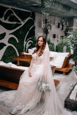 Güzel iç güzellikteki muhteşem elbiseli genç gelin.