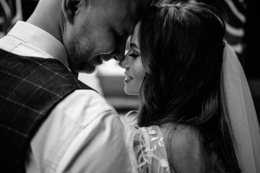 Göz kamaştırıcı düğün çifti portresi, siyah ve beyaz yüzlü.