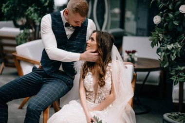 İç güzellikteki muhteşem düğün çifti portresi.