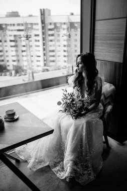 Gelinlikli genç gelinin portresi. Elinde buket var.