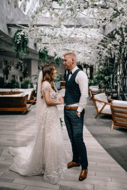 İç güzellikteki muhteşem düğün çifti portresi.