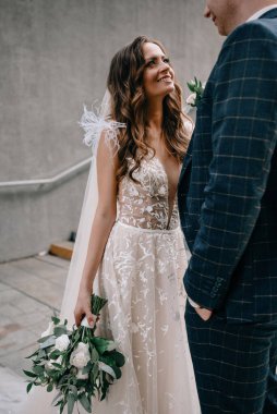  Mutlu gelin ve damat şehirde poz veriyor.